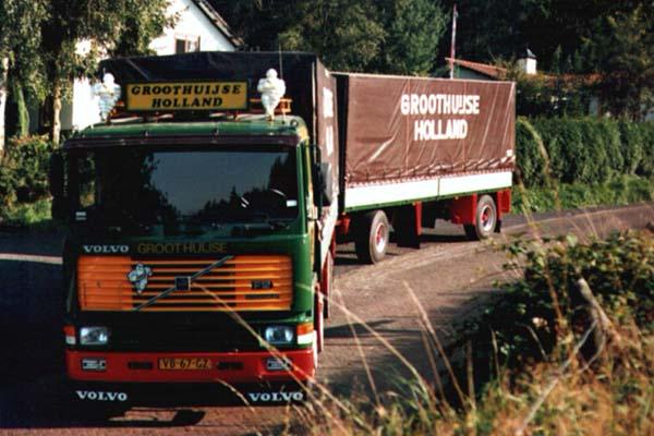 Oude Groothuijse-vrachtwagen met aanhanger