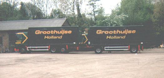Groothuijse-vrachtwagens met huifopbouw