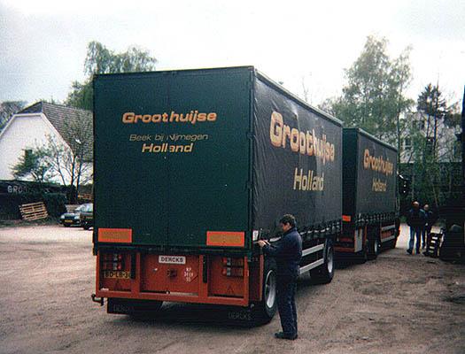 Groothuijse-vrachtwagen met aanhanger van achteren
