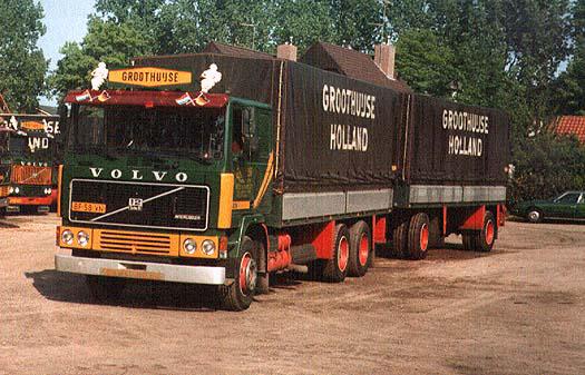 Historische Volvo-vrachtwagen met aanhanger van Groothuijse Holland