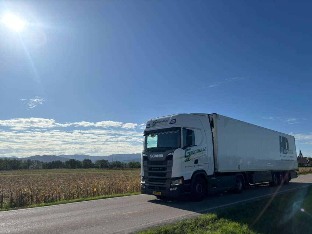 Scania van Groothuijse Transport op een landweg