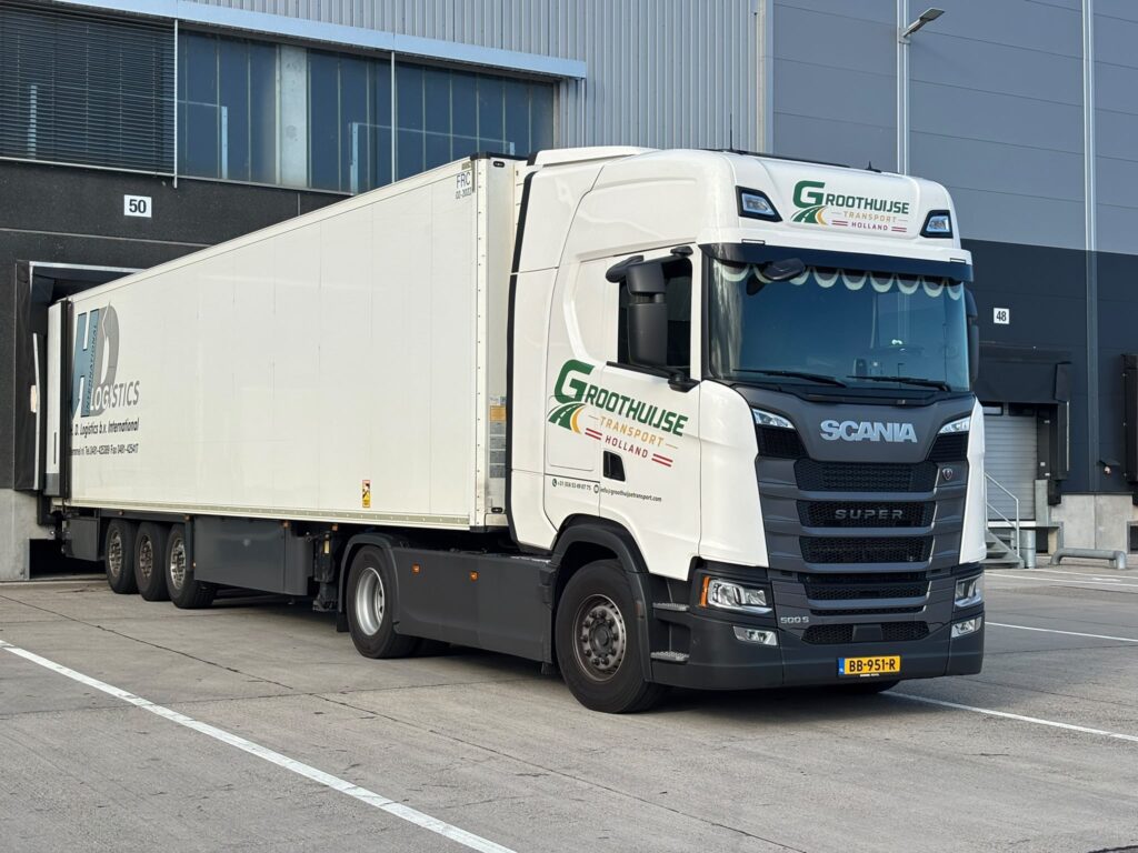 Scania van Groothuijse Transport bij het laaddok