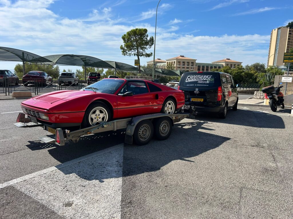 Klassieke Ferrari op de aanhanger achter onze bus in Zuid-Frankrijk