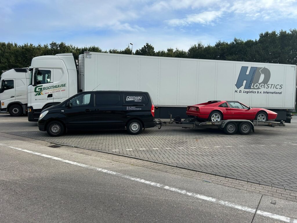 De transportbus en de vrachtwagen van Groothuijse Transport samen op een parkeerplaats