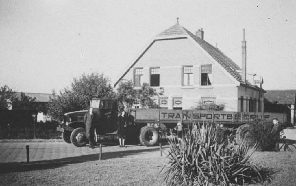 Oude Groothuijse-vrachtwagen voor het woonhuis aan de Verbindingsweg