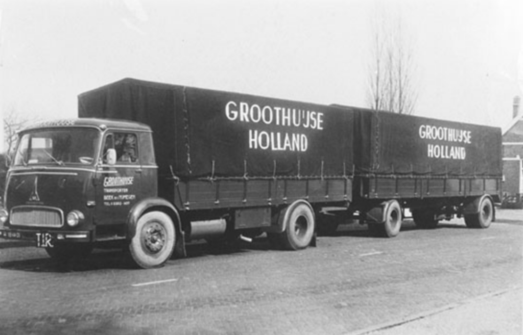 Groothuijse-vrachtwagen met aanhanger uit de begintijd