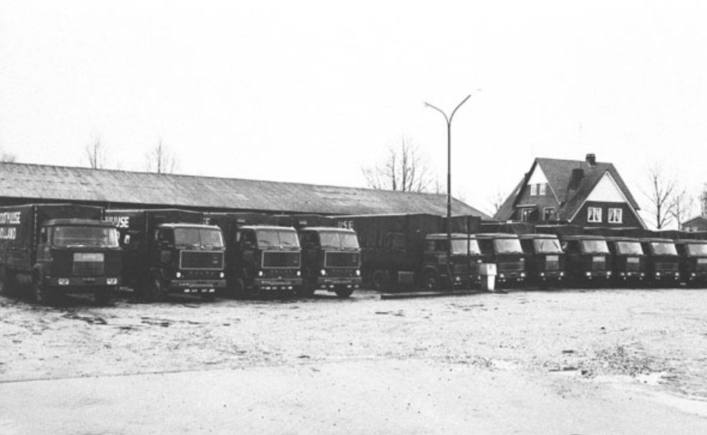 Het wagenpark van Gebr. Groothuijse Transport op een rij