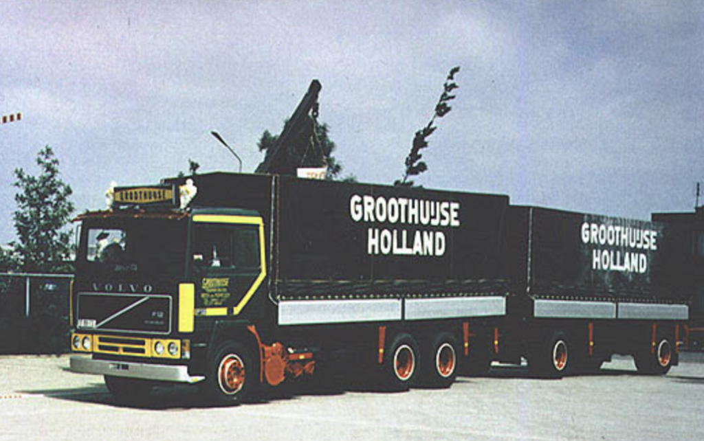 Volvo F12 in de zwart-gele uitvoering met aanhangers