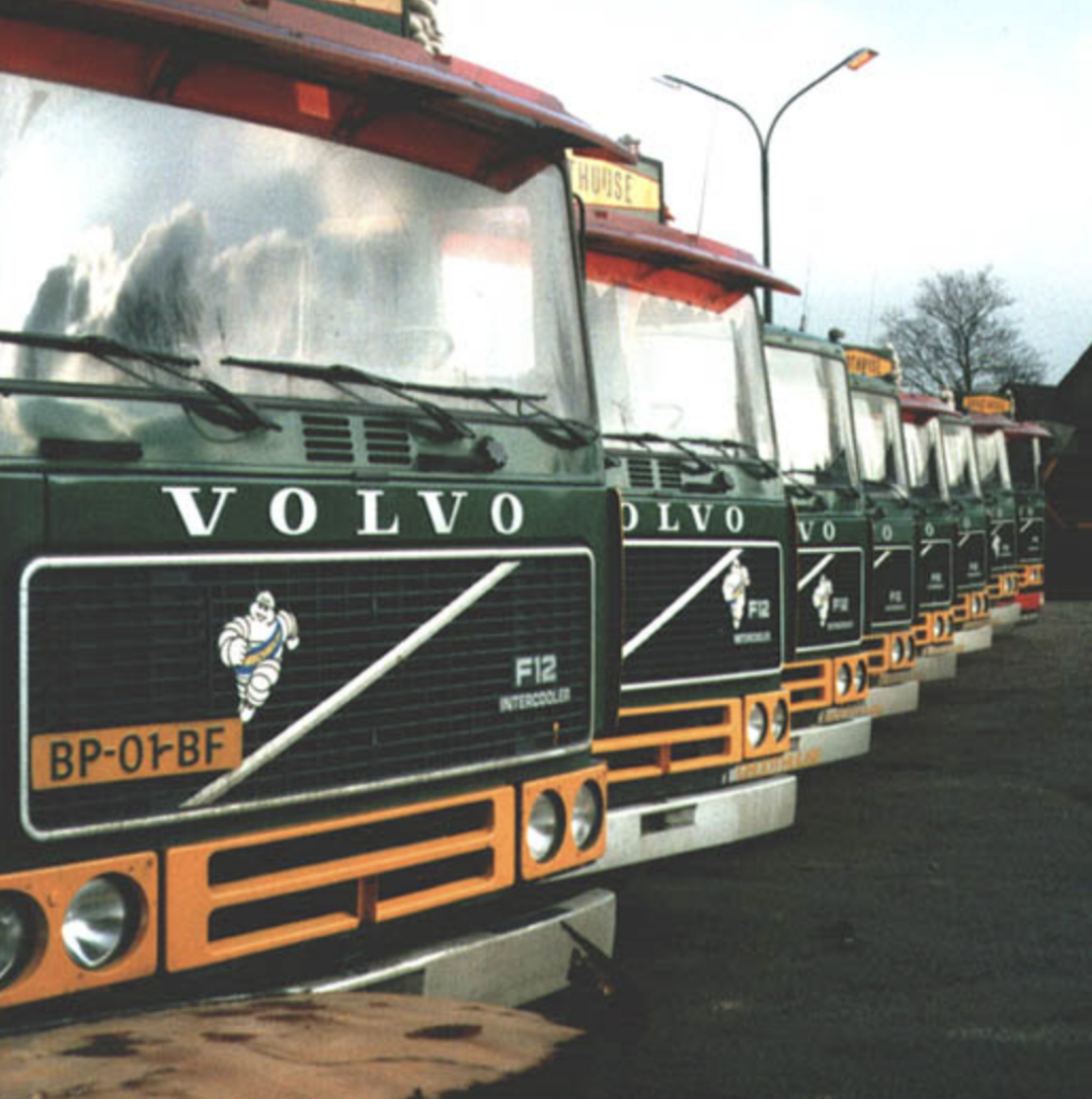 Vooraanzicht van een Volvo F12 van Groothuijse Holland