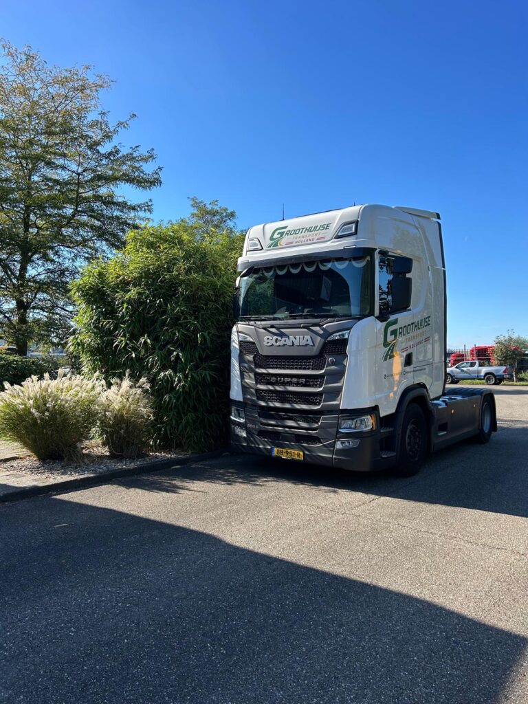 Scania trekker van Groothuijse Transport schuin van voren